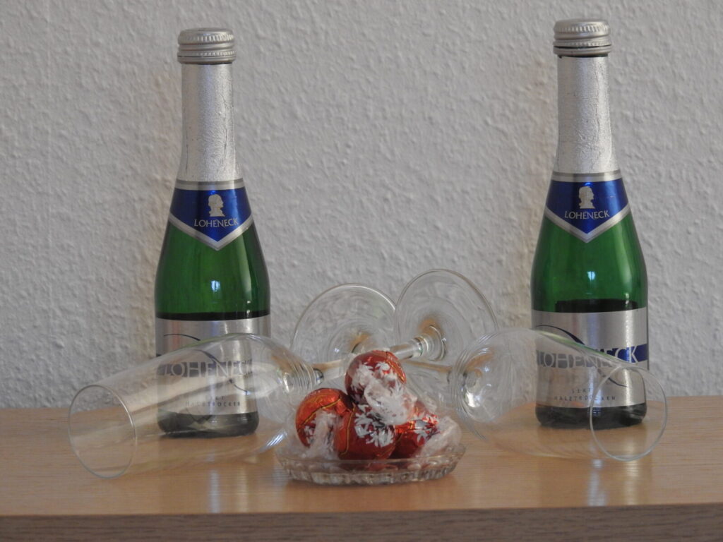 Seitensprungzimmer, Hohentengen, Sekt