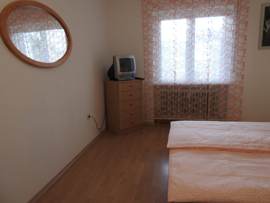 Seitensprungzimmer, Hohentengen, Spiegel